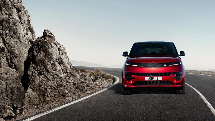 Спортивный облик Range Rover Sport сочетает современность и внутреннюю страсть.