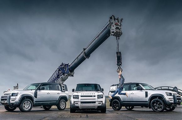 Land Rover Defender стал «Автомобилем года» по версии Top Gear
