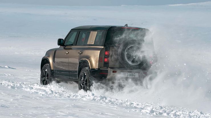 Система постоянного полного привода Defender позволит вам покорять любые маршруты.