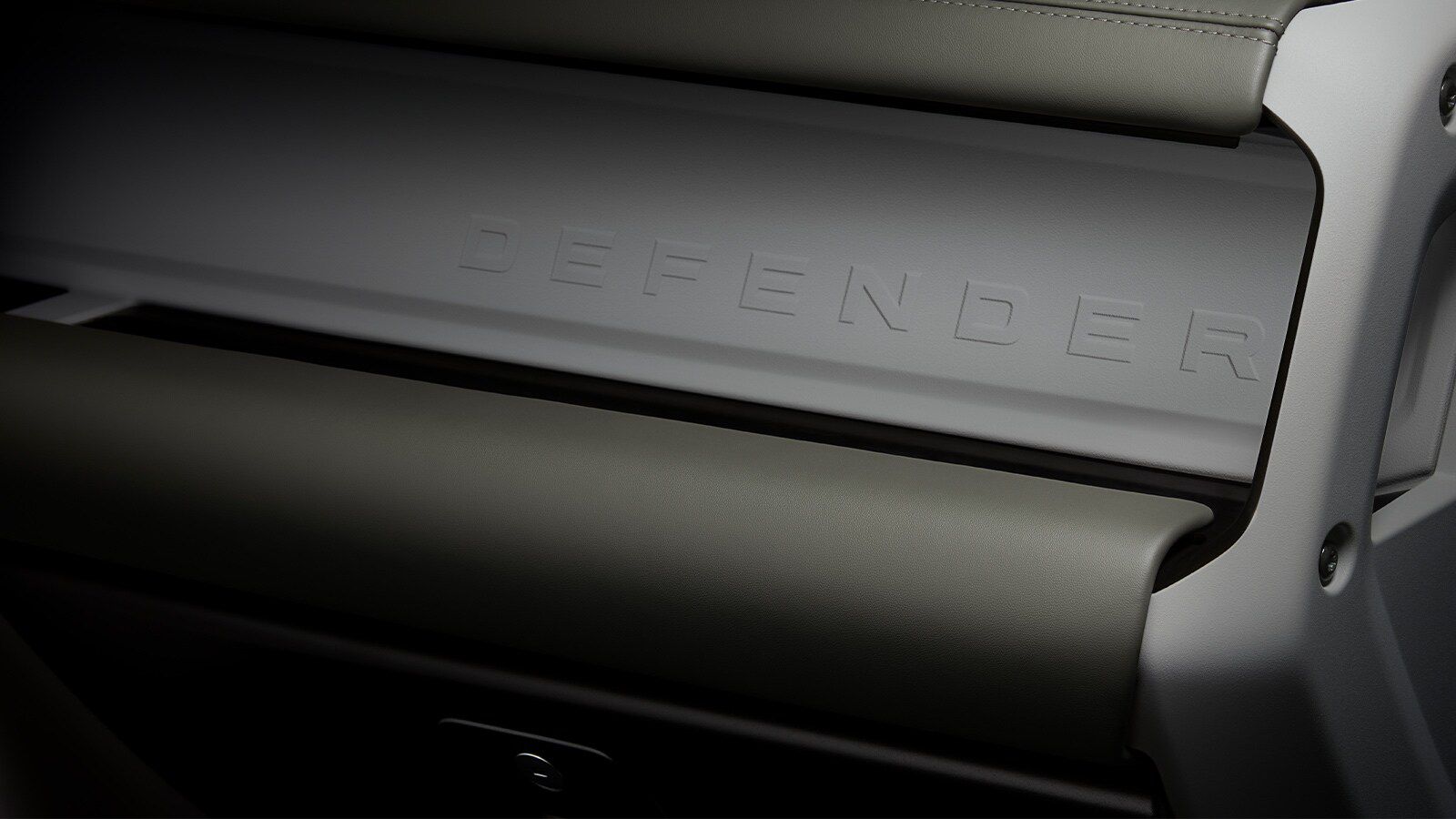 В интерьере Defender присутствуют несущие элементы с открытыми поверхностями.