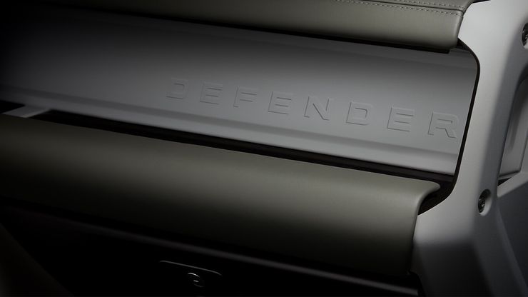 В интерьере Defender присутствуют несущие элементы с открытыми поверхностями.