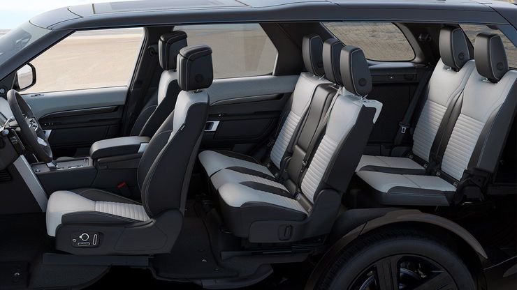 Оснащен сиденьями, расположенными по принципу амфитеатра.