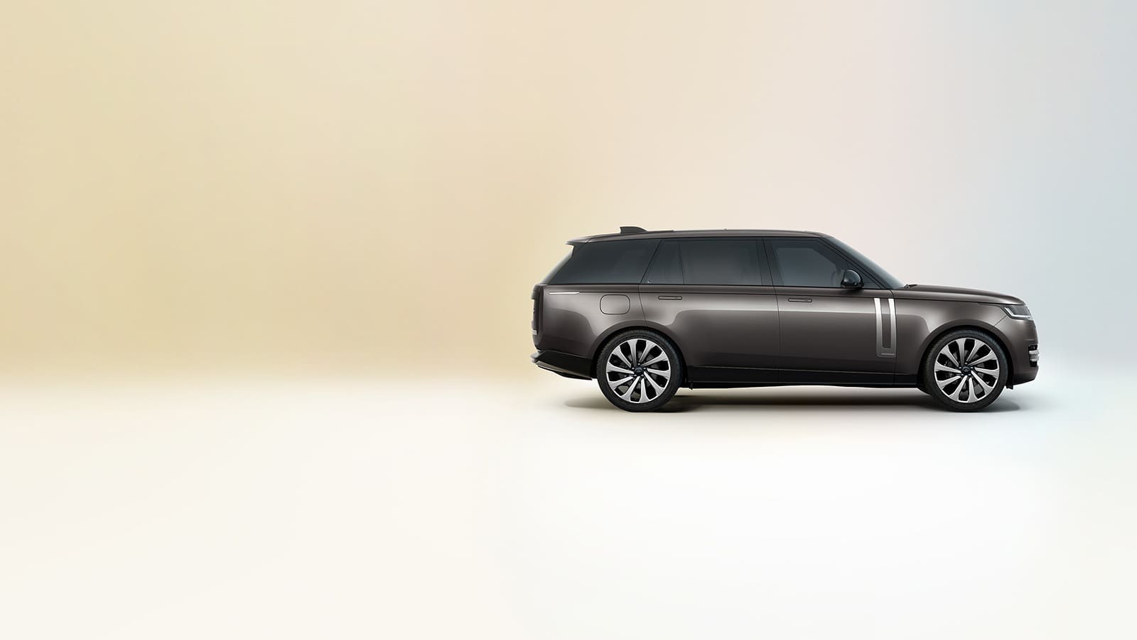НОВЫЙ<br>
RANGE ROVER<br>
ОТ SV BESPOKE
