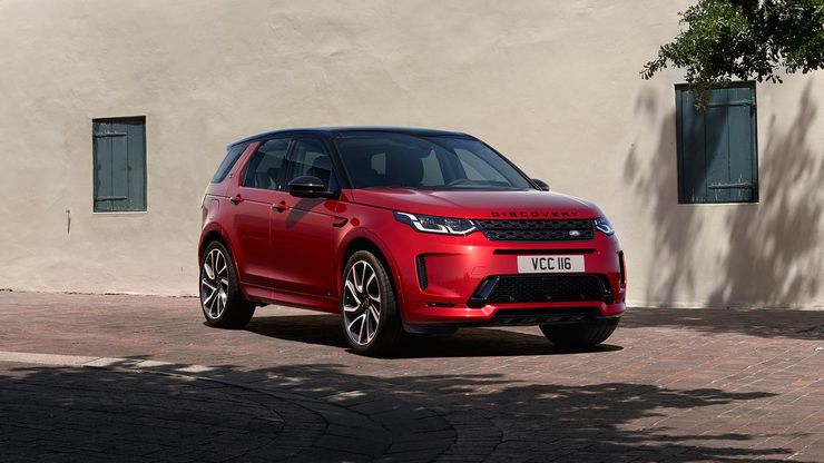 Новый Discovery Sport R-Dynamic HSE в цвете Firenze Red.