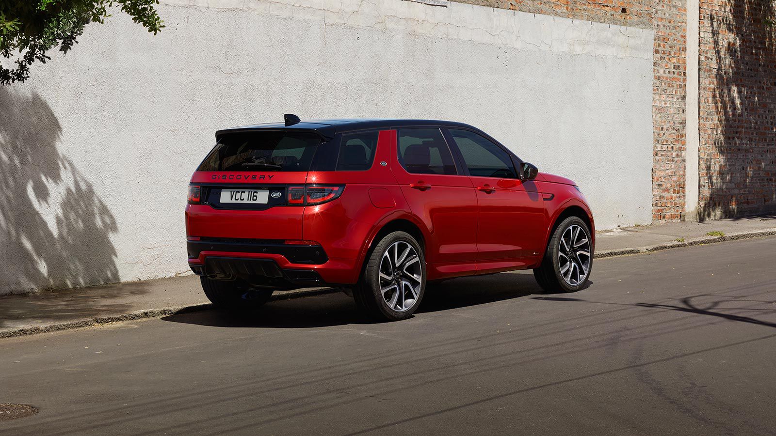 Новый Discovery Sport R-Dynamic HSE в цвете Firenze Red.