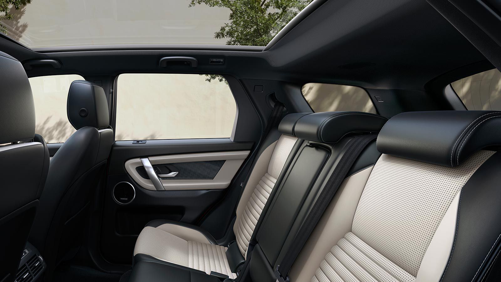 Панорамная крыша наполняет салон Discovery Sport естественным светом.