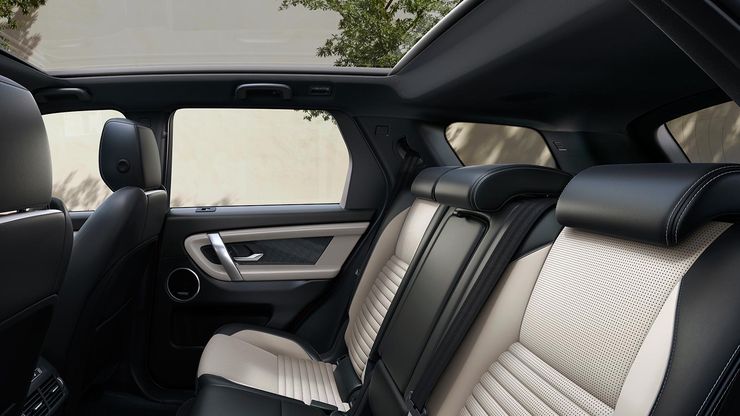 Панорамная крыша наполняет салон Discovery Sport естественным светом.