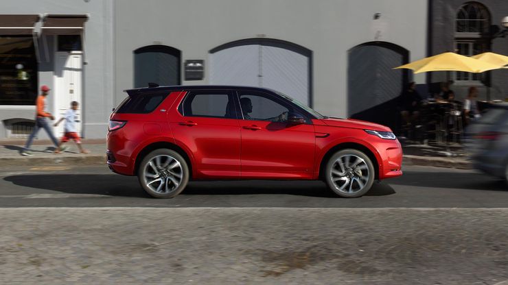 Новый Discovery Sport R-Dynamic HSE в цвете Firenze Red.