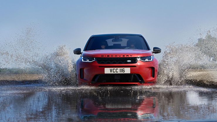 Новый Discovery Sport R-Dynamic HSE в цвете Firenze Red.