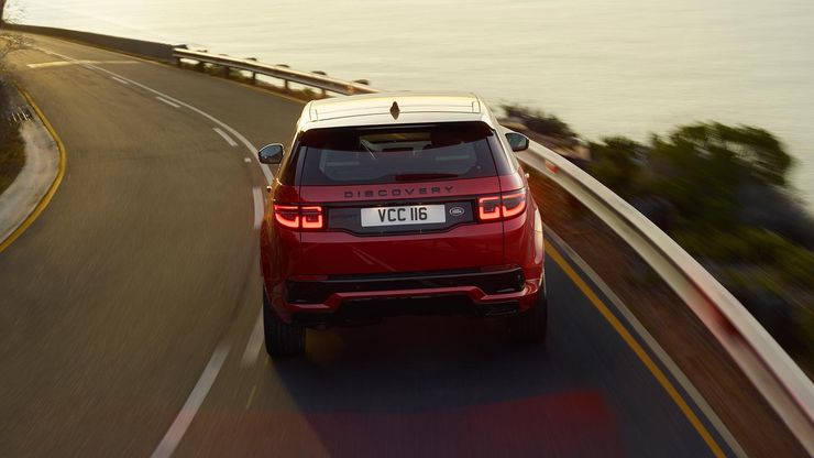 Новый Discovery Sport R-Dynamic HSE в цвете Firenze Red.