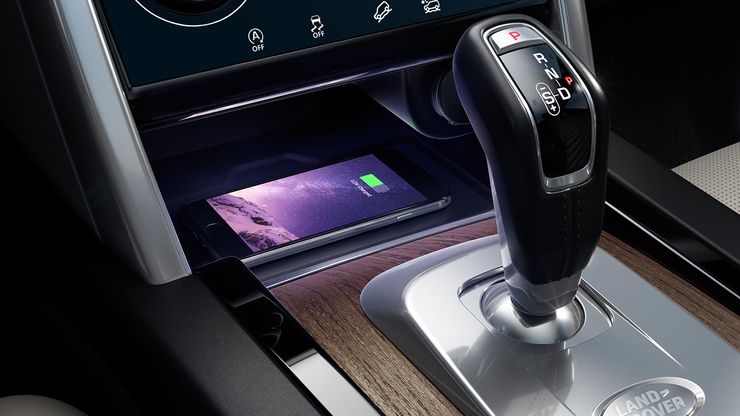 Для Discovery Sport доступна технология беспроводной зарядки.